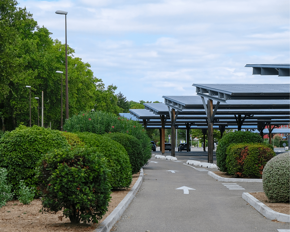 Ombrières photovoltaïques sur un parking de supermarché